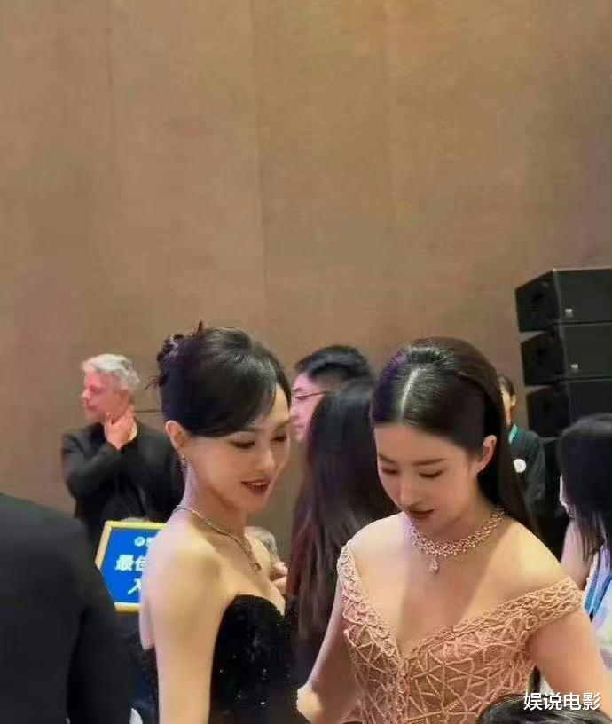刘亦菲唐嫣合照,友谊长青,网友表示两位姐姐都好美