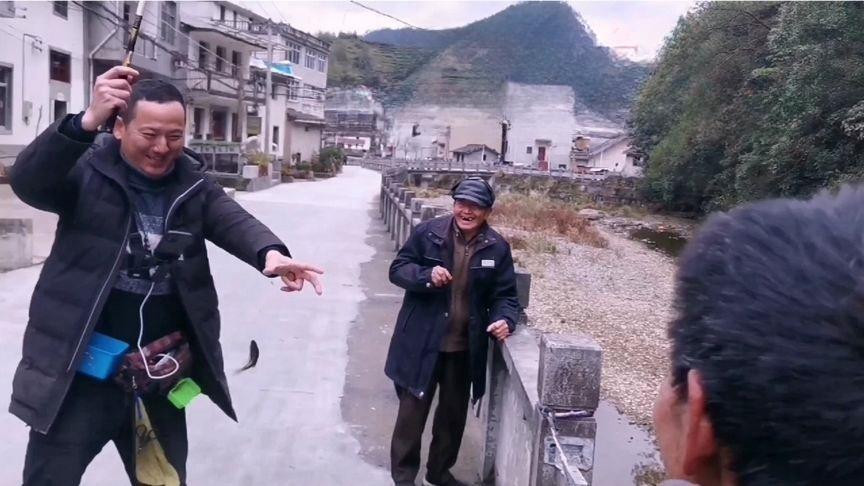 大师掀桌子，1000元钓竿500元卖，钓友们笑了，大师也笑了！