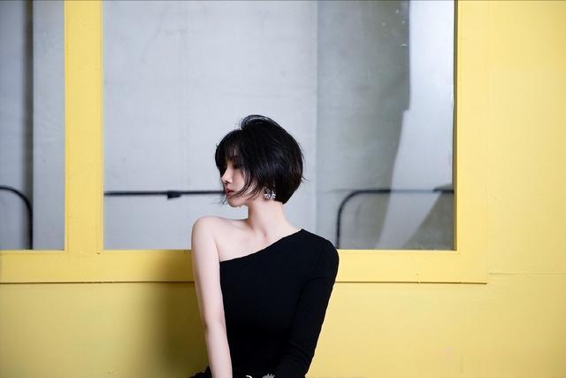陈小纭短发简约风造型写真 黑色斜肩裙秀香肩锁骨 ???