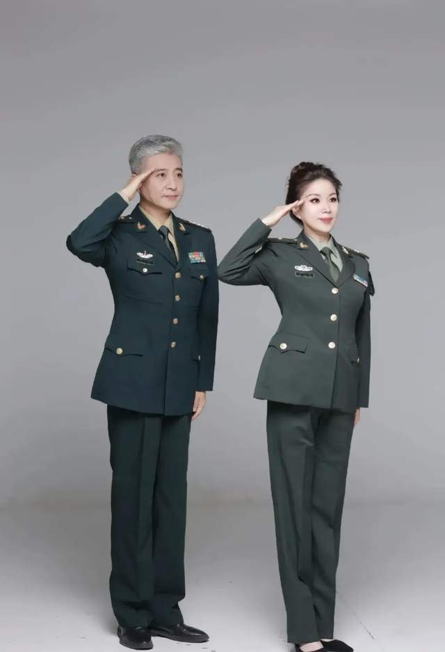 八一建军节,周炜白发亮相,与妻子高明婷共庆!