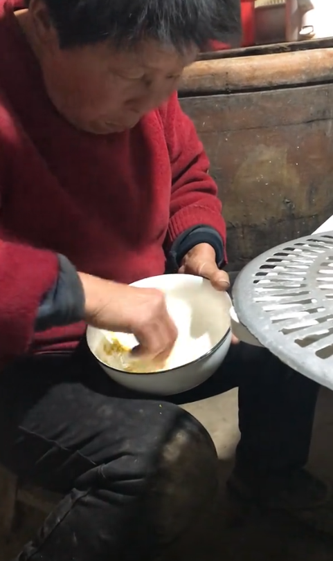 一盘青椒炒肉母亲只敢夹青椒!炸出了多少在婚姻中苦不堪言的女性