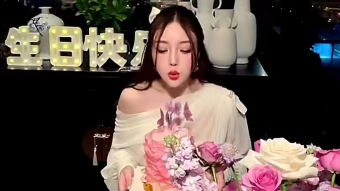 43岁李小璐生日照曝光，本人和闺蜜被调侃，网友：差点认不出来