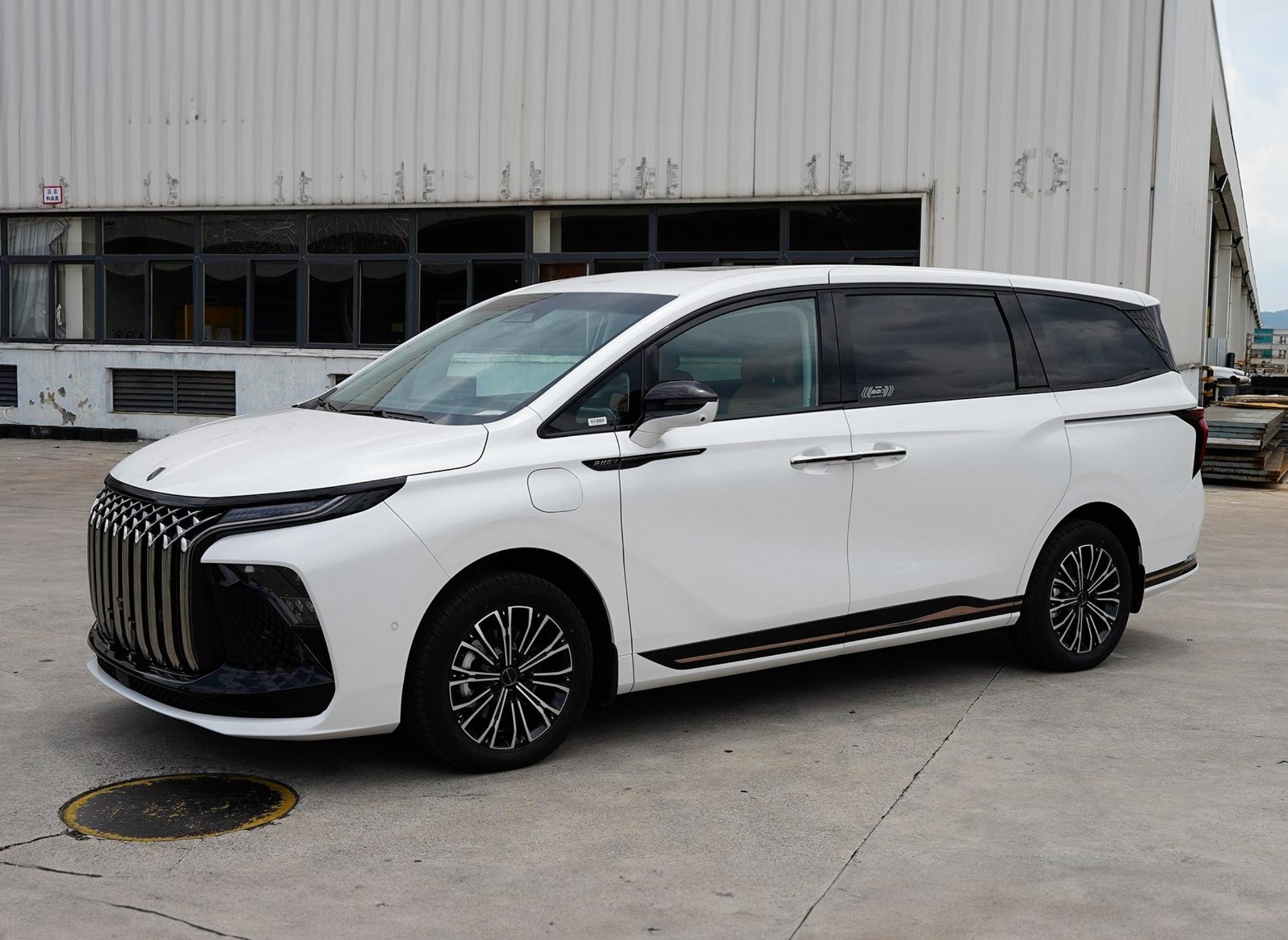 全新插混版“别克GL8”上市！19.99万起的中大型MPV，配航空座椅