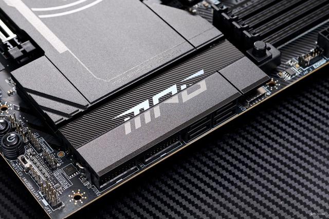 AMD风头正盛，Intel全新升级，2024旗舰处理器横评测试！