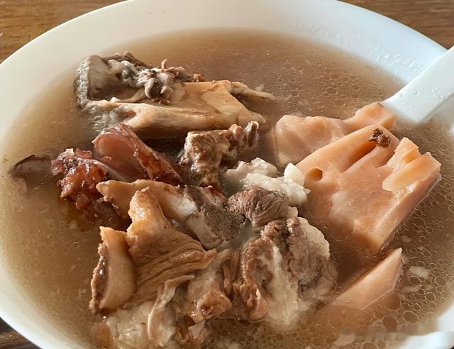 上海8岁女孩暑假去四川外婆家,待1天就想走,网友:我也想回家