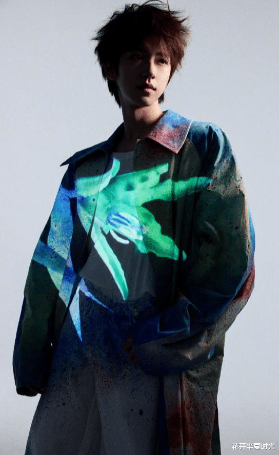 一路繁花时尚芭莎大片，倪萍最贵，刘晓庆最嫩，向太最艳，她最美