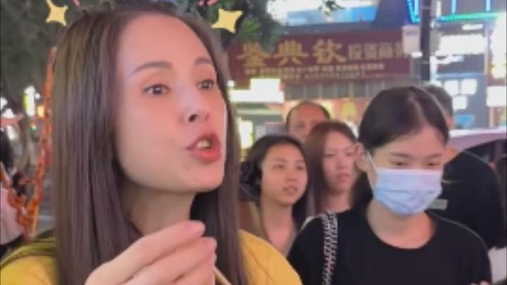 李若彤逛夜市被偶遇，大口吃路边摊接地气，网友：姑姑太能吃了