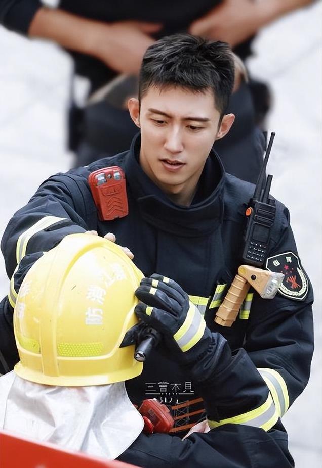 没想到，32岁的黄景瑜竟以这种方式，给娱乐圈“鲜肉们”上了一课