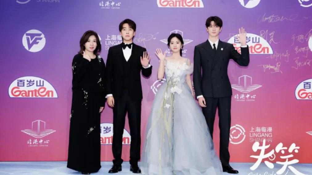 36岁刘亦菲和42岁万茜同框：面对顶级颜霸，万茜竟然生生没输