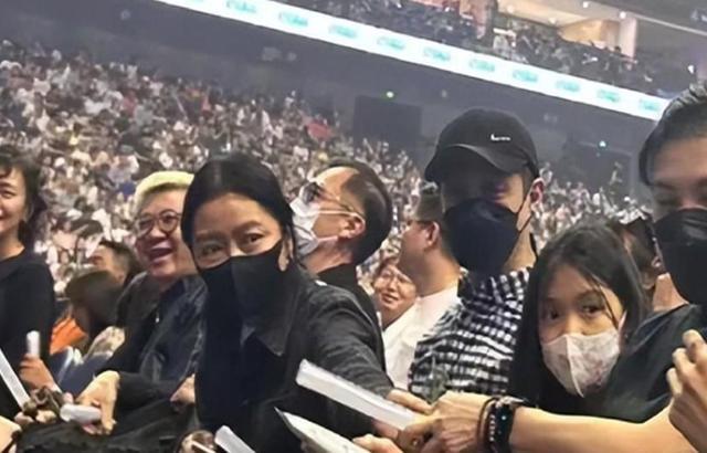 刘德华女儿首次公开露面,同妈妈看爸爸演出,高鼻梁大眼睛很漂亮