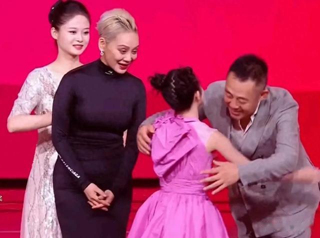 混综艺、搞直播、自败名声?这一夜,宁静一个座位,坐实江湖地位