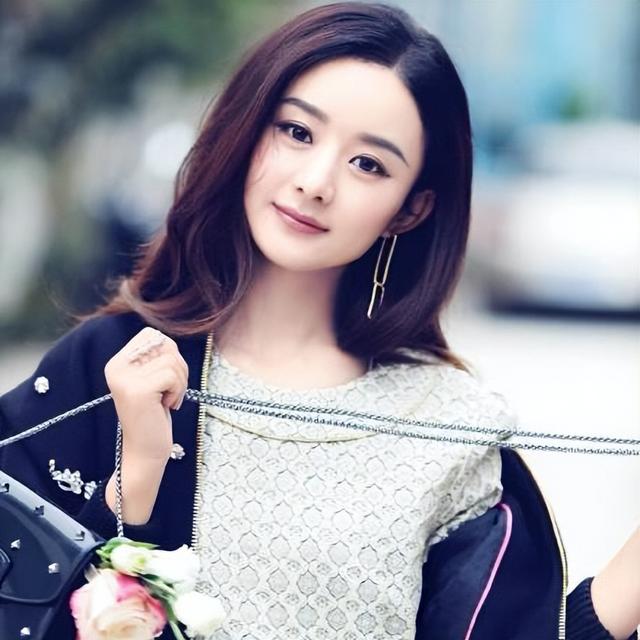 赵丽颖陪儿子小区玩耍,剪短发穿增高鞋很朴素,5岁想想长势喜人