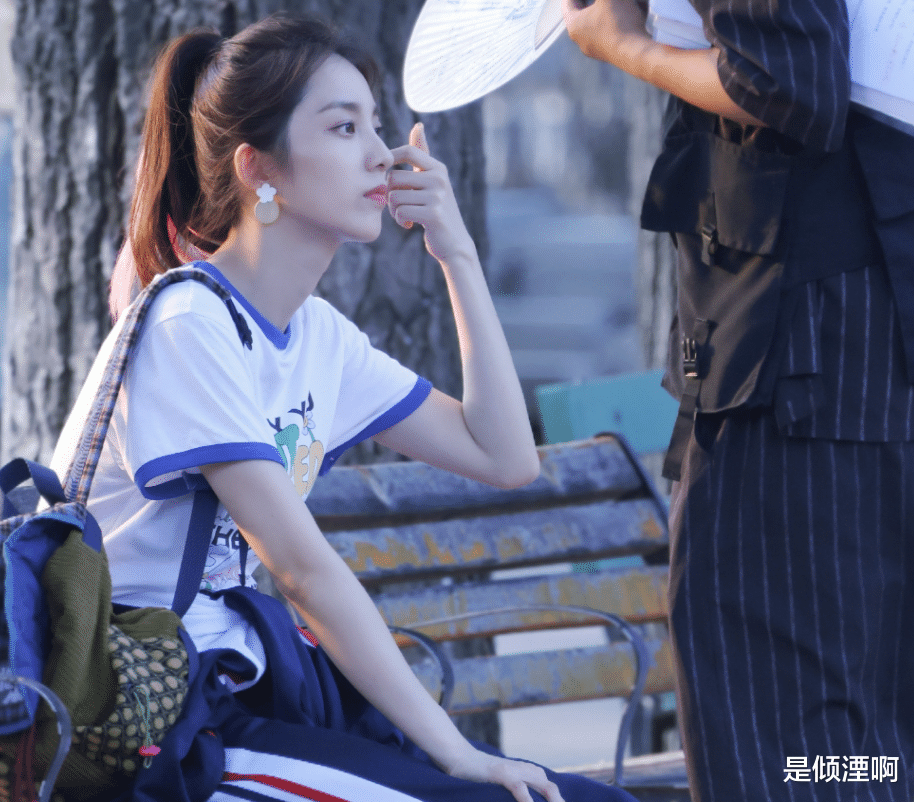 赵露思《许我耀眼》校服照好乖!毫无网红感,和女二同框很惊艳!