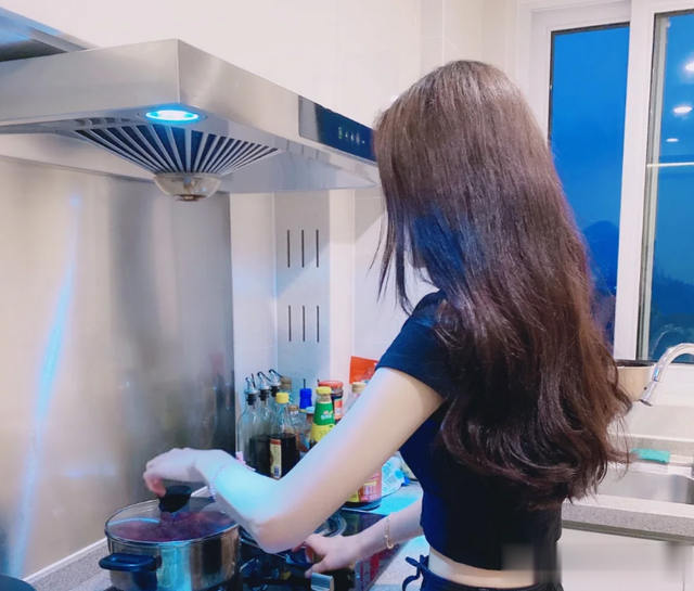 江苏女子每天带饭上班,入职3个月瘦了18斤,网友:我也吃不饱