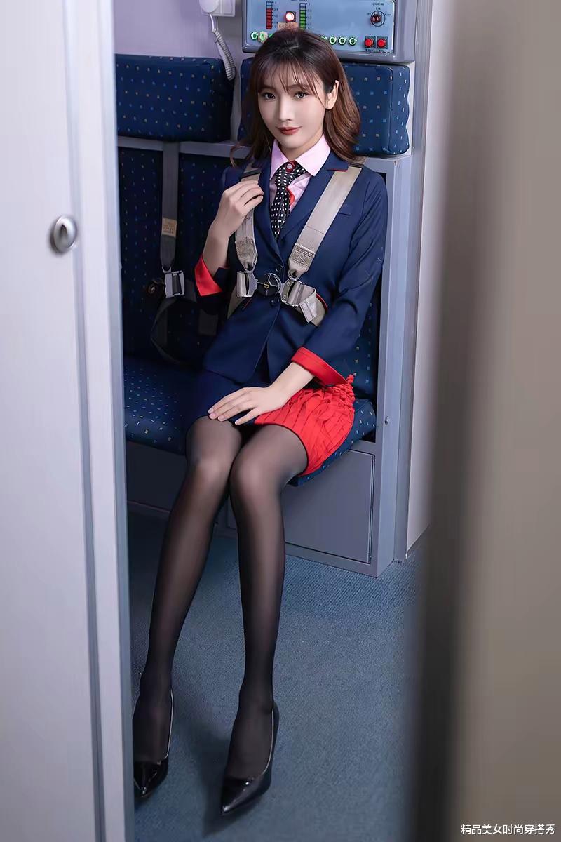 空姐穿搭风席卷职场 展现从容不迫的魅力风采
