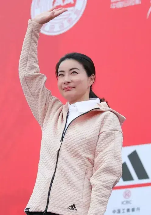 郭晶晶成就霍家50年气运!香港富二代圳集结,霍震霆弟弟站中间