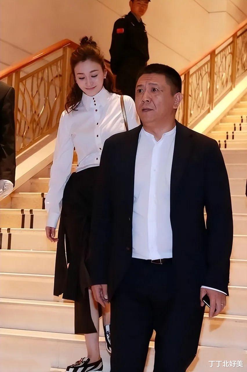 李小冉携富豪老公出席酒会!她穿衬衫嫩如学生,大6岁的他像爸爸