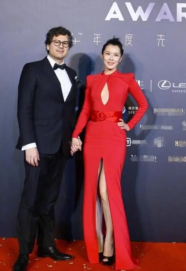 余男走红毯官宣结婚,露大片肚子肩膀,网友:跟向佐学的?不好看