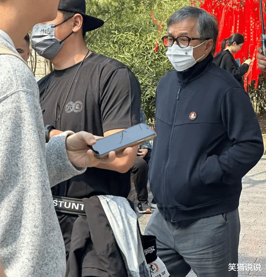 70岁成龙现身武汉拍戏,头发花白,戴黑框眼镜显严肃