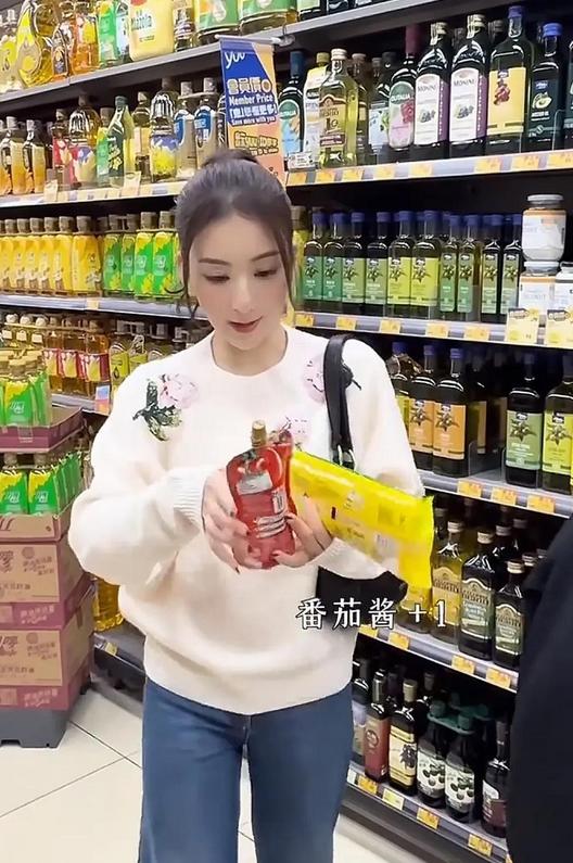 方媛低调逛超市，7岁大女儿贴心帮忙提袋，母女俩像极了姐妹！