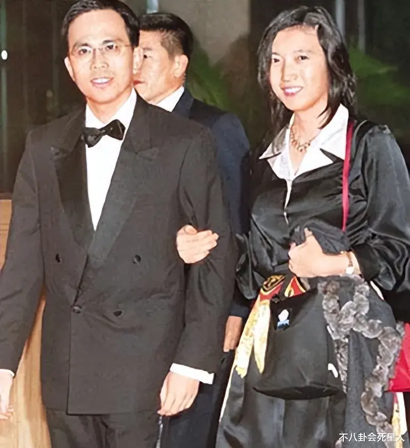 60岁李泽钜:白发苍老认不出,低调专情,千亿豪门最完美继承人