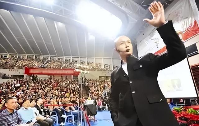 移居美国,开豪车住豪宅,48岁的乐嘉,已经被迫走上了另一条大道