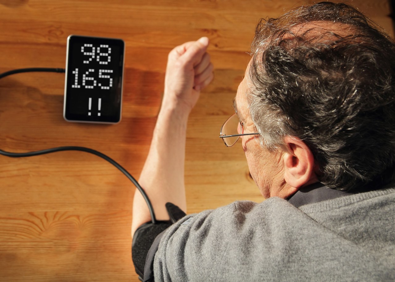 62岁大爷吃氨氯地平，不久后脑梗，医生恍然大悟：不能这么服用