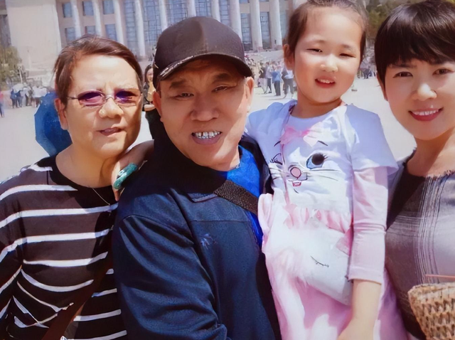 老戏骨杜旭东：女儿婚姻不幸，支持怀孕女儿离婚，成为她最大依靠