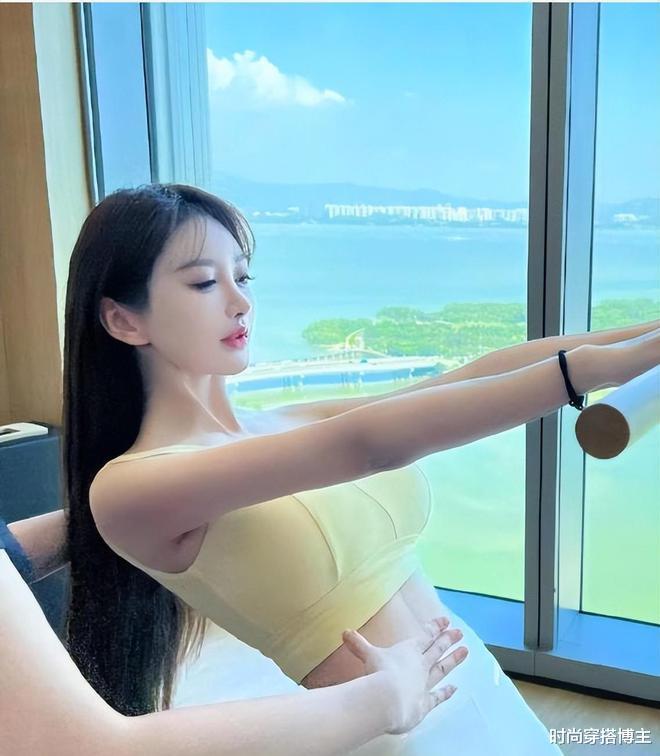 明明32岁二婚带俩娃,叶珂是如何拿下黄晓明的?