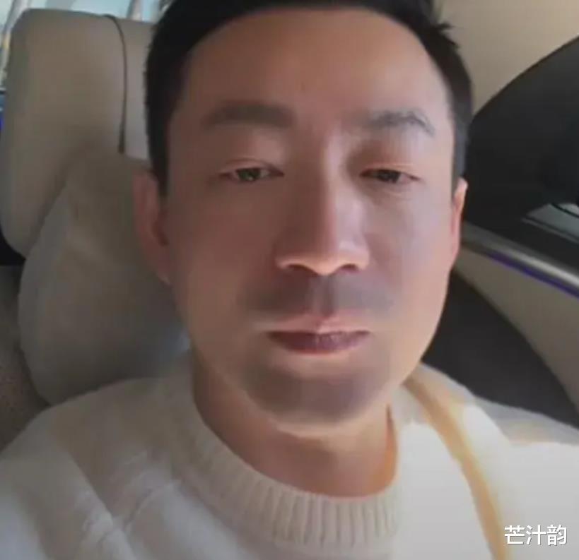 汪小菲求婚成功后首次露面，状态却略显憔悴，张兰大方维护准儿媳