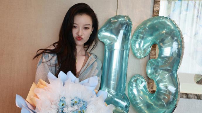 倪妮晒照庆出道13周年，嘟嘴卖萌超可爱，笑容甜美宛如初恋