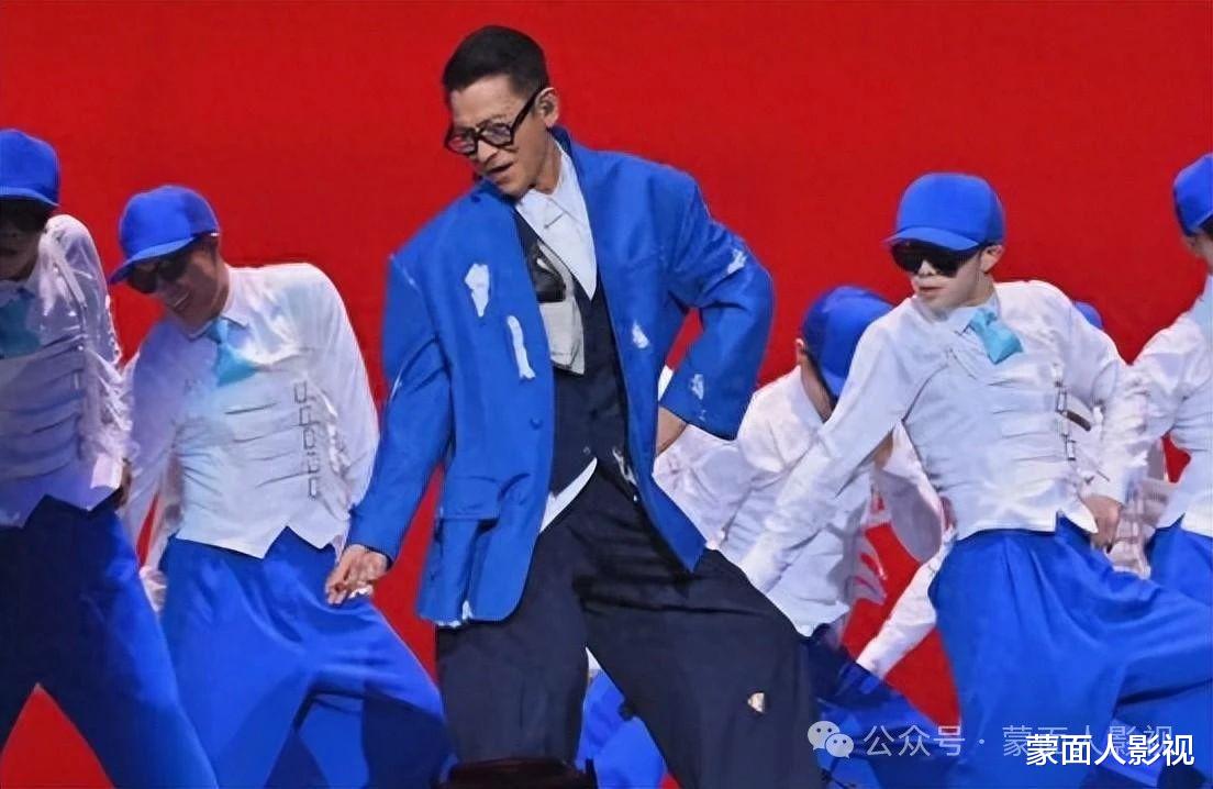 刘德华之女首次公开亮相，与妈妈一起看爸爸演出，模样出众引关注