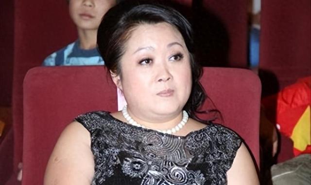 57岁女演员包养20岁小鲜肉,公开秀恩爱,以妈咪儿子互称！