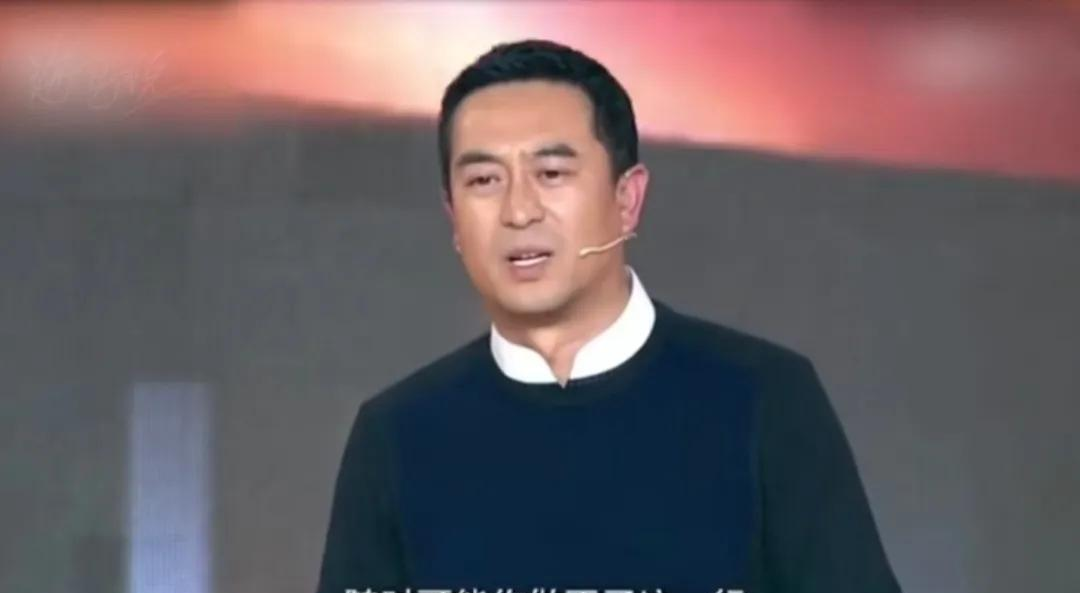 演员张嘉益海南被偶遇，老了很多头发花白，这腰又严重了吗