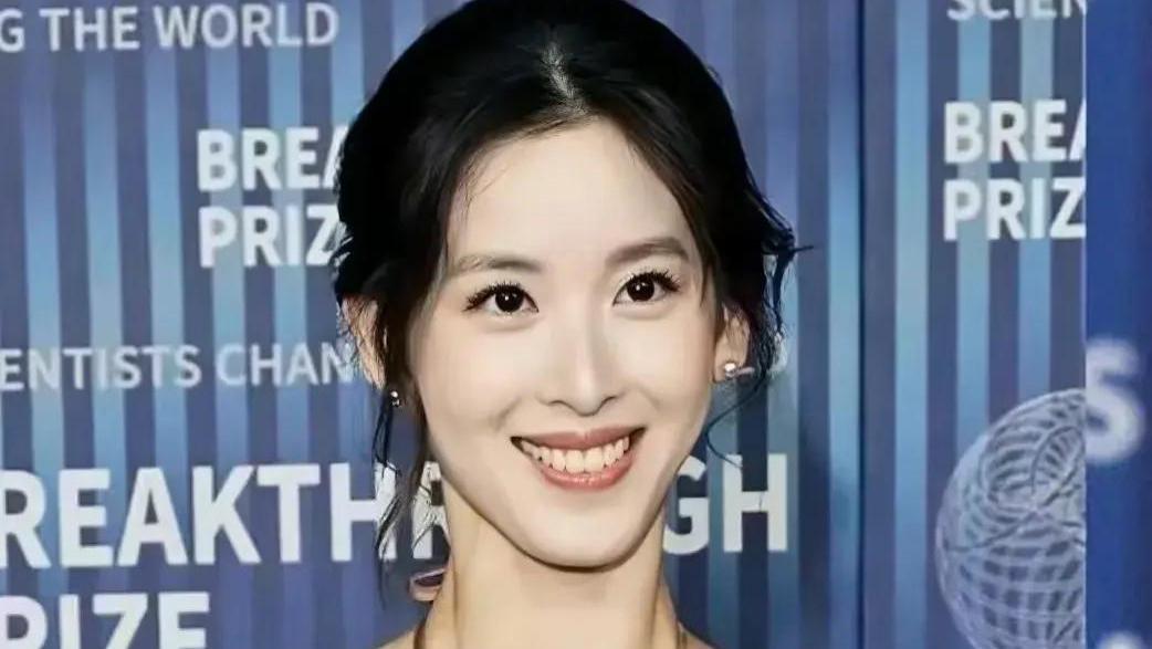 章泽天现身美国，穿性感挂脖长裙出席名流晚宴，面容发生显著变化