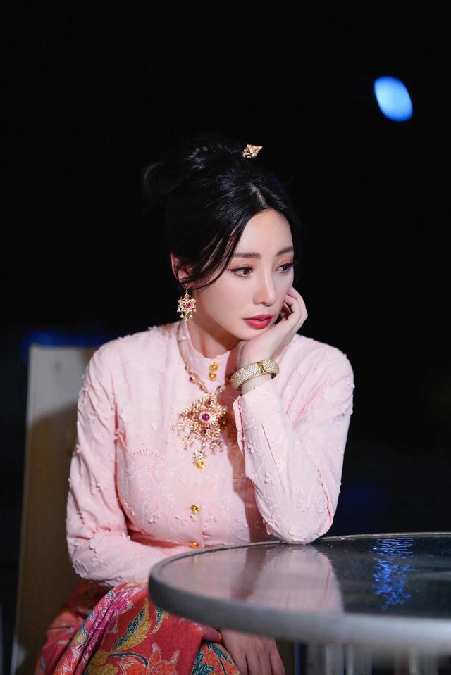 柳岩晒泰国旅游美照，好美好惊艳，44岁美得像24岁