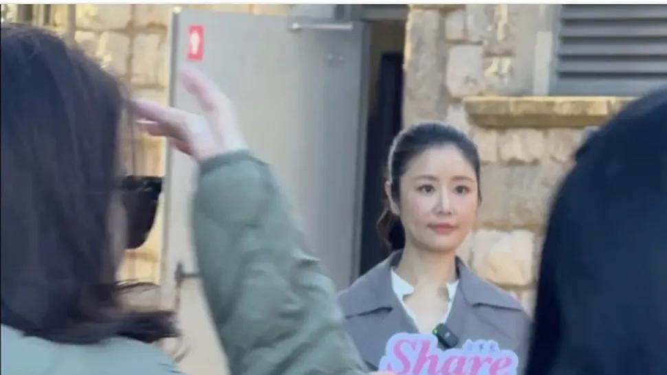 48岁林心如现状：国外拍摄被偶遇，穿绿色风衣、扎高马尾像30岁