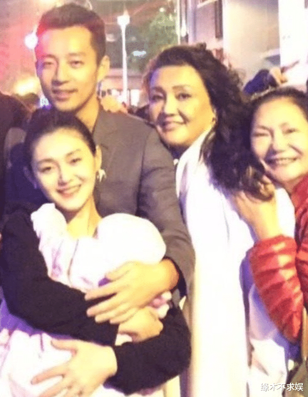 汪小菲带女儿滑冰!女友穿露脐装身材好,细节见小玥儿和后妈关系