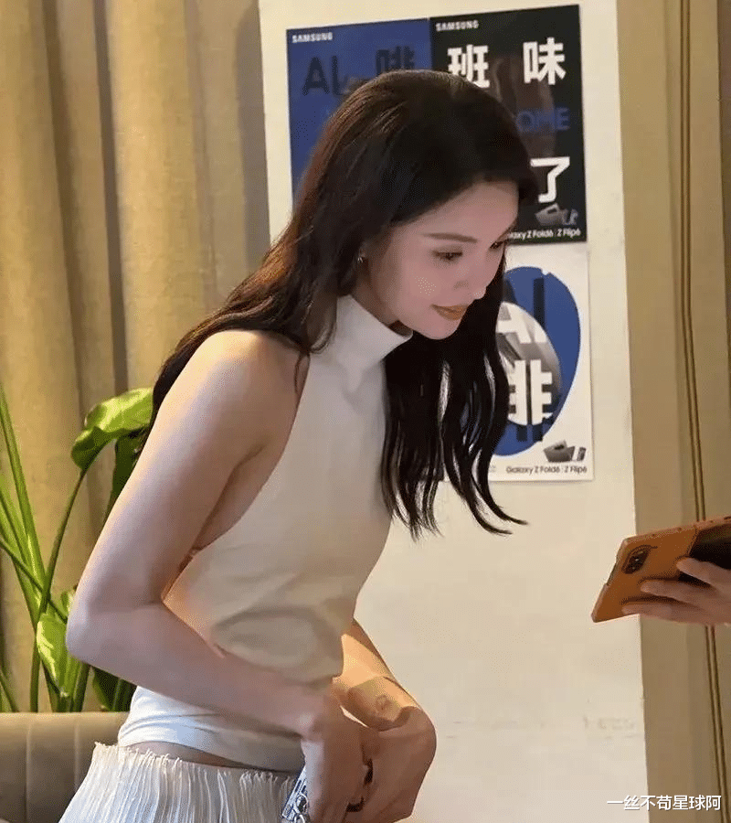 网友偶遇34岁金晨买咖啡,穿挂脖衣大秀美背,好身材不需要解释