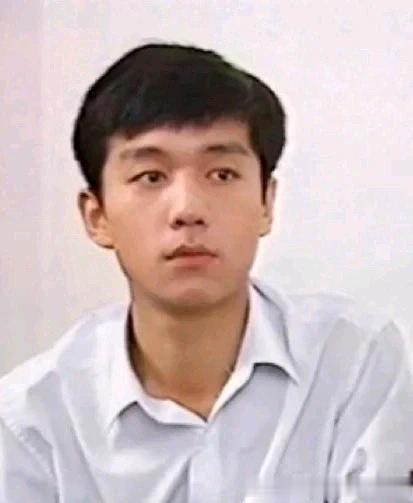 邢佳栋是山西男人憨直、直率、温和的气质硬汉形象男人味十足。