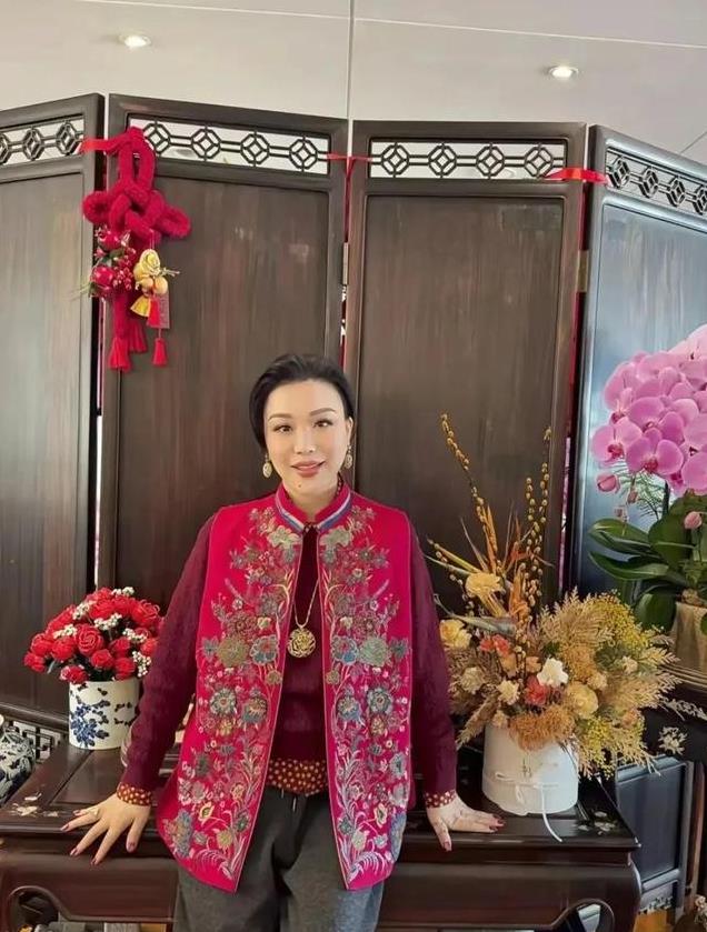 69岁吕良伟过年晒一家人豪宅照，儿子肥硕老婆美，家里摆满年宵花