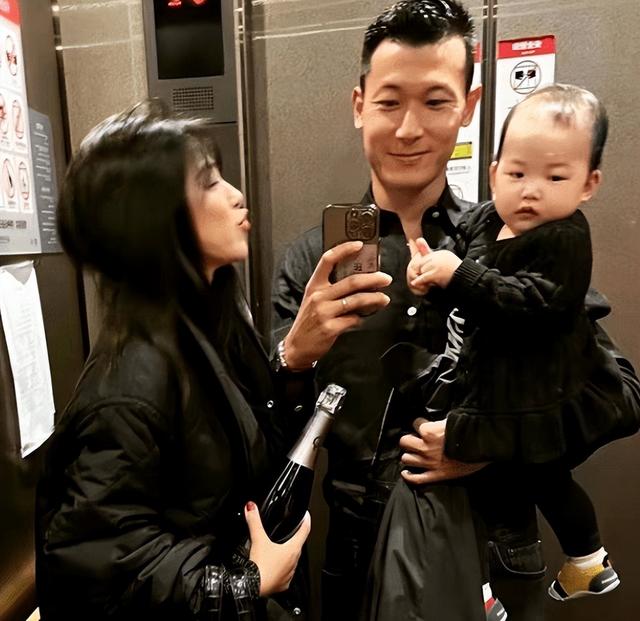 朱珠租北京四合院办艺术展，邀请圈内名流，戴钻石项链讲解超贵妇