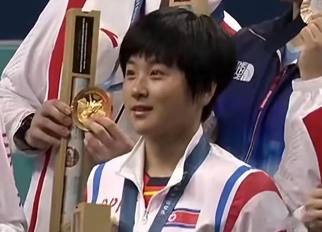 孙颖莎一声欧巴谁扛得住！申裕斌和偶像贴贴，王楚钦暖男实锤！