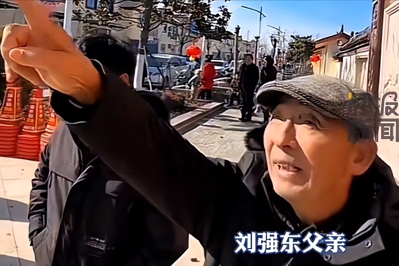 刘强东母亲首度露脸，展示儿媳章泽天买的大衣，婆媳情深阖家幸福