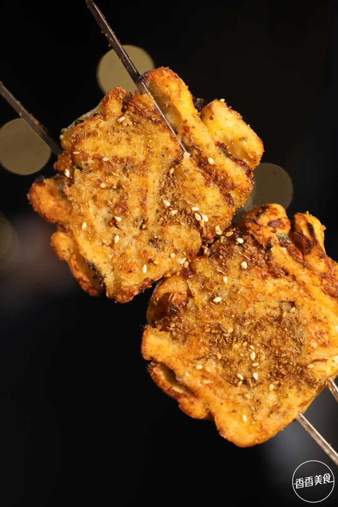 一路从路边摊追着吃到店里，老板说，啥稀奇就烤啥