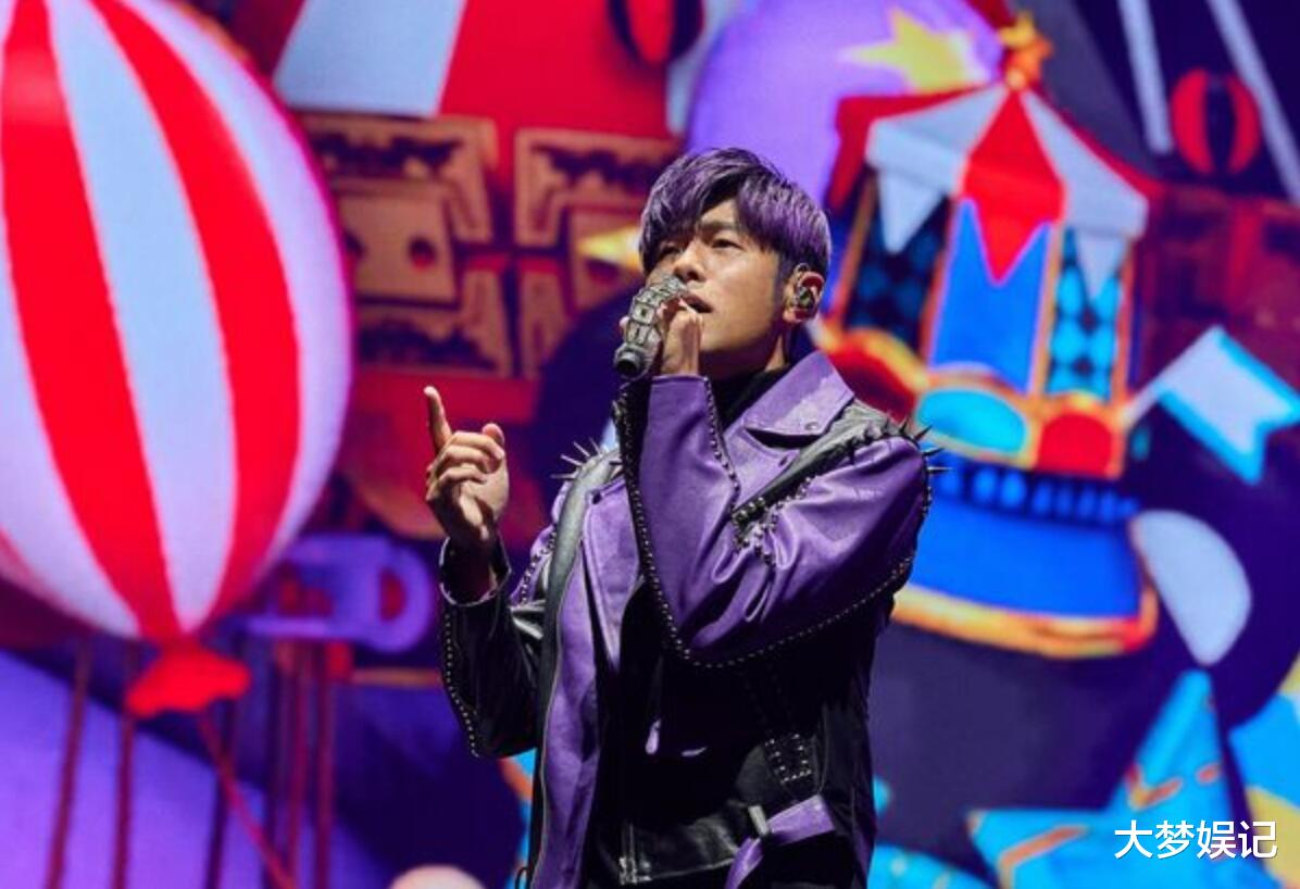 周杰伦演唱会“神级转场”画面太强大!歌迷赞爆:惩罚上厕所的人