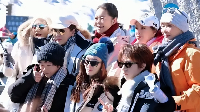 向太在节目上失误,假发套后移头顶秃了一大块,面无表情太可怕