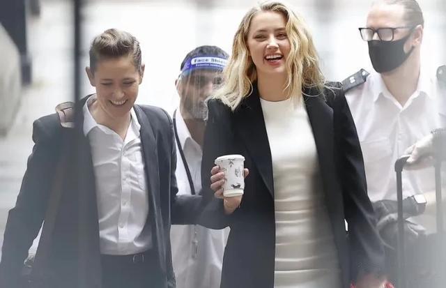 海后艾梅柏与同性伴侣一同出街带女儿,这一家三口看起来很和睦