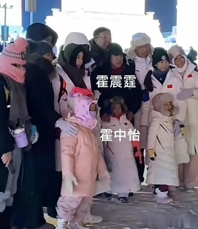 郭晶晶一家在哈尔滨旅行,78岁霍震霆抱着小孙女霍中怡,太有爱了