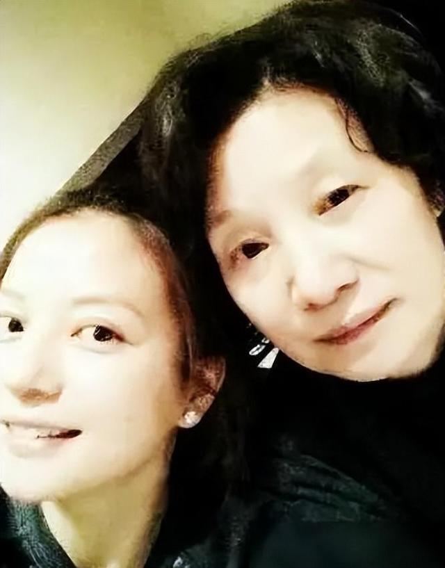 赵薇母亲魏启颖:儿媳妇卷走5.2亿,女儿彻底封杀,丈夫也去世